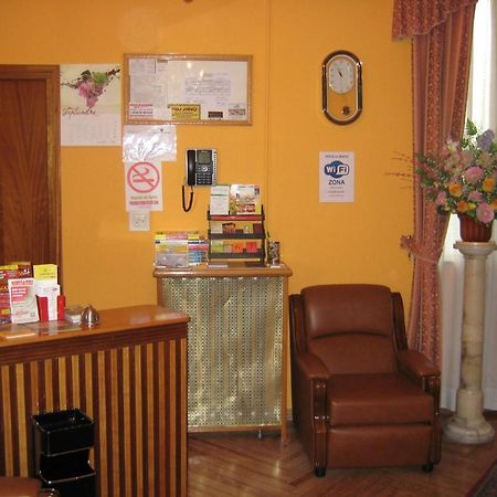 Hostal La Selecta Madrid Exterior photo